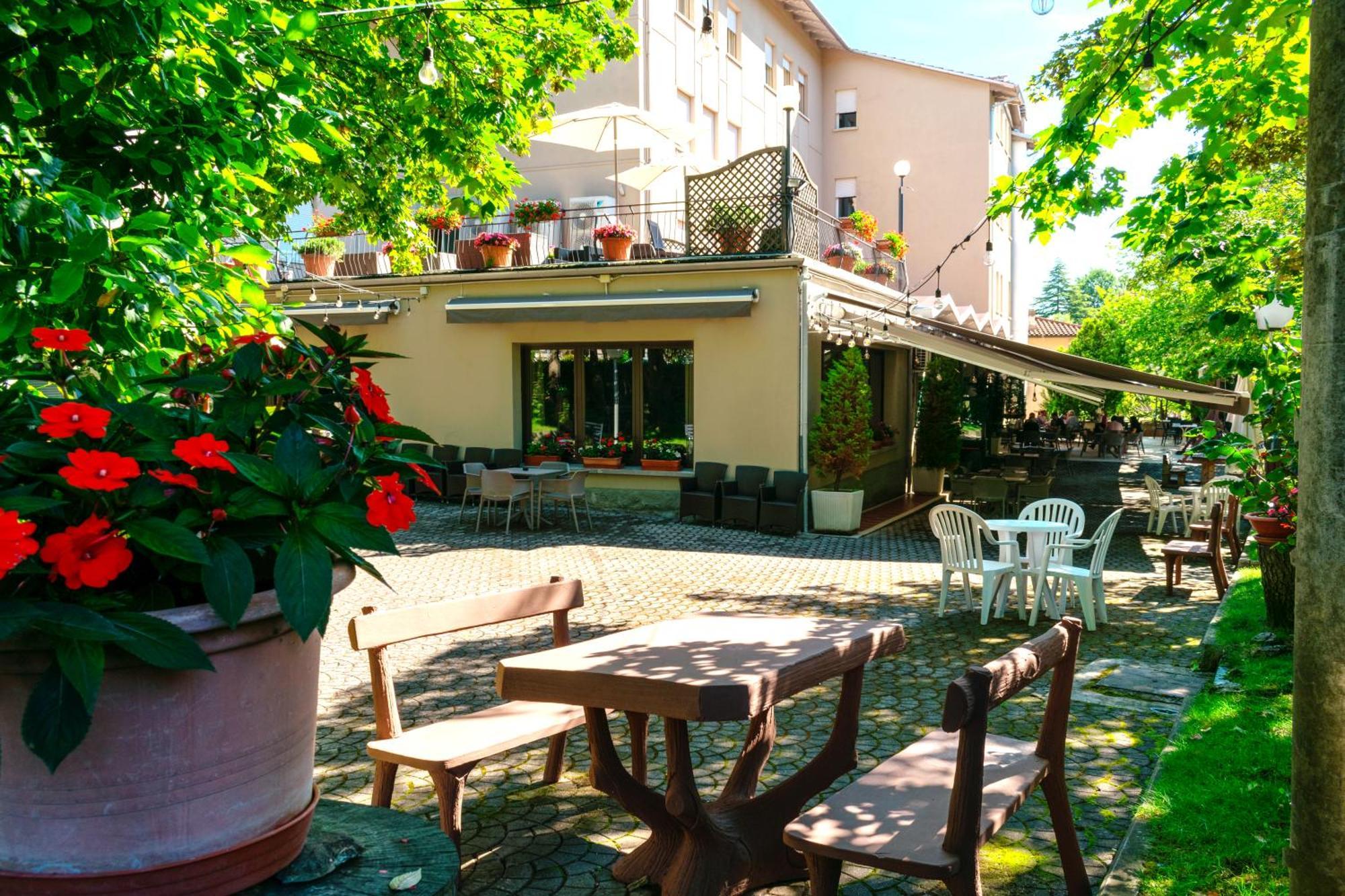 Hotel Falco D'Oro تول المظهر الخارجي الصورة