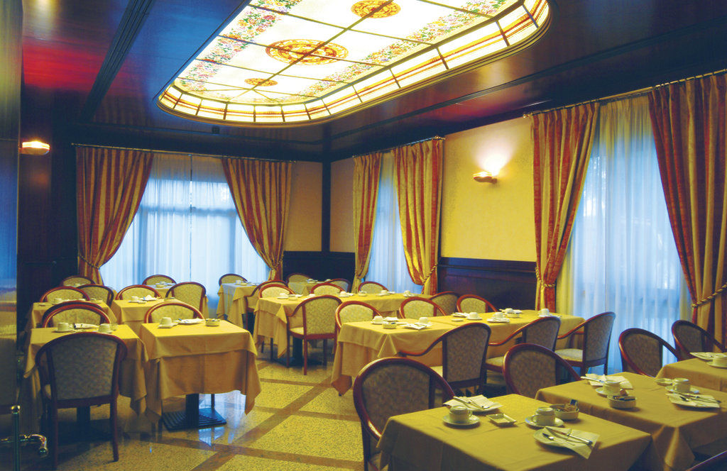 Hotel Falco D'Oro تول المطعم الصورة